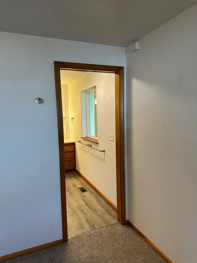 Building Photo - Beautifully updated 3 bedroom 2 bath house...