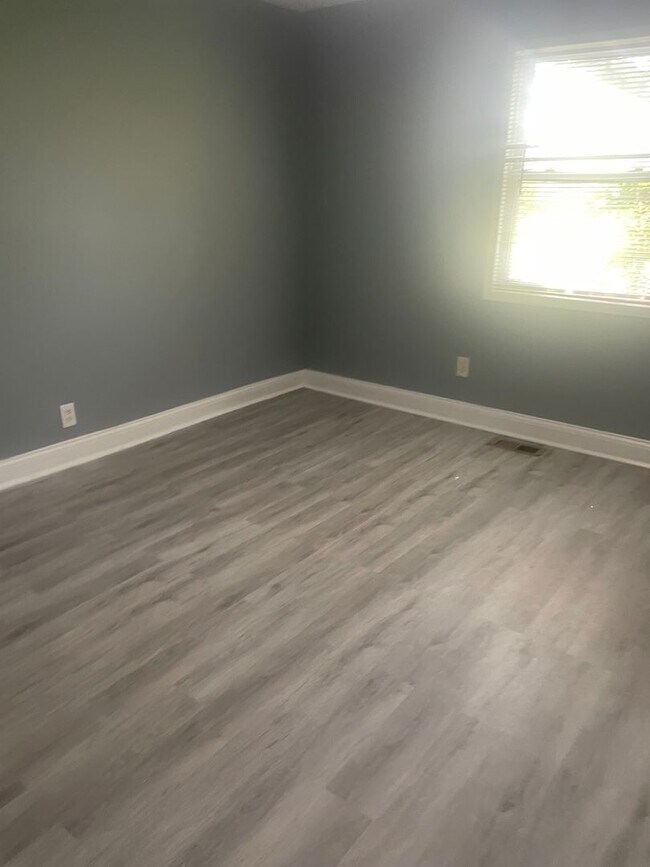 Building Photo - Knoxville 37920 - 3 bedroom, 1 bath home -...
