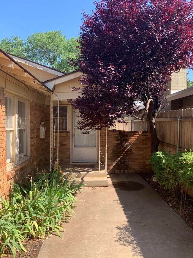 Primary Photo - Cute Duplex Super Close to Campus!