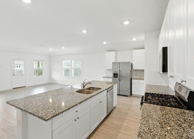 Building Photo - Beautiful 4 Bed, 3 Bath Home - Spacious & ...