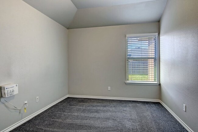 Building Photo - 3021 Cantabria St