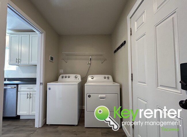 Building Photo - Tacoma Gardeners Dream 2Bed/1Bath