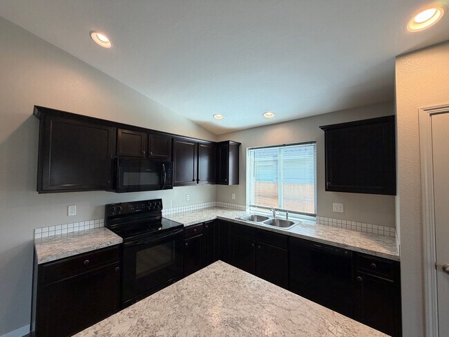 Building Photo - Beautiful 3 bed 2 bath home with flex room in Nampa just off Ustic and Middleton