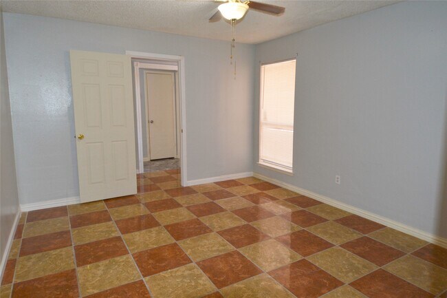 Building Photo - 6219 Gladewell Dr