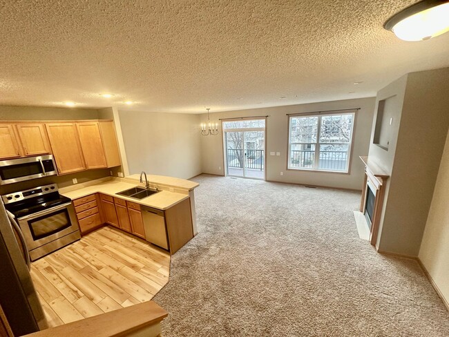 Building Photo - Large and Luxurious 2 Bedroom, 2.5 Bath To...