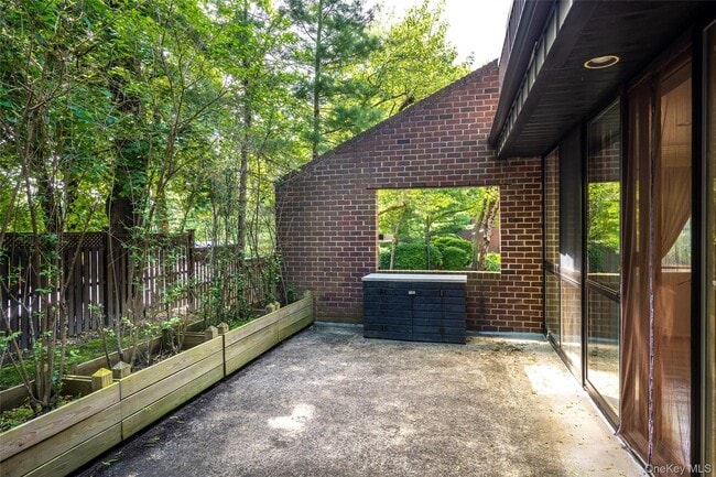 Building Photo - 150 N Bedford Rd