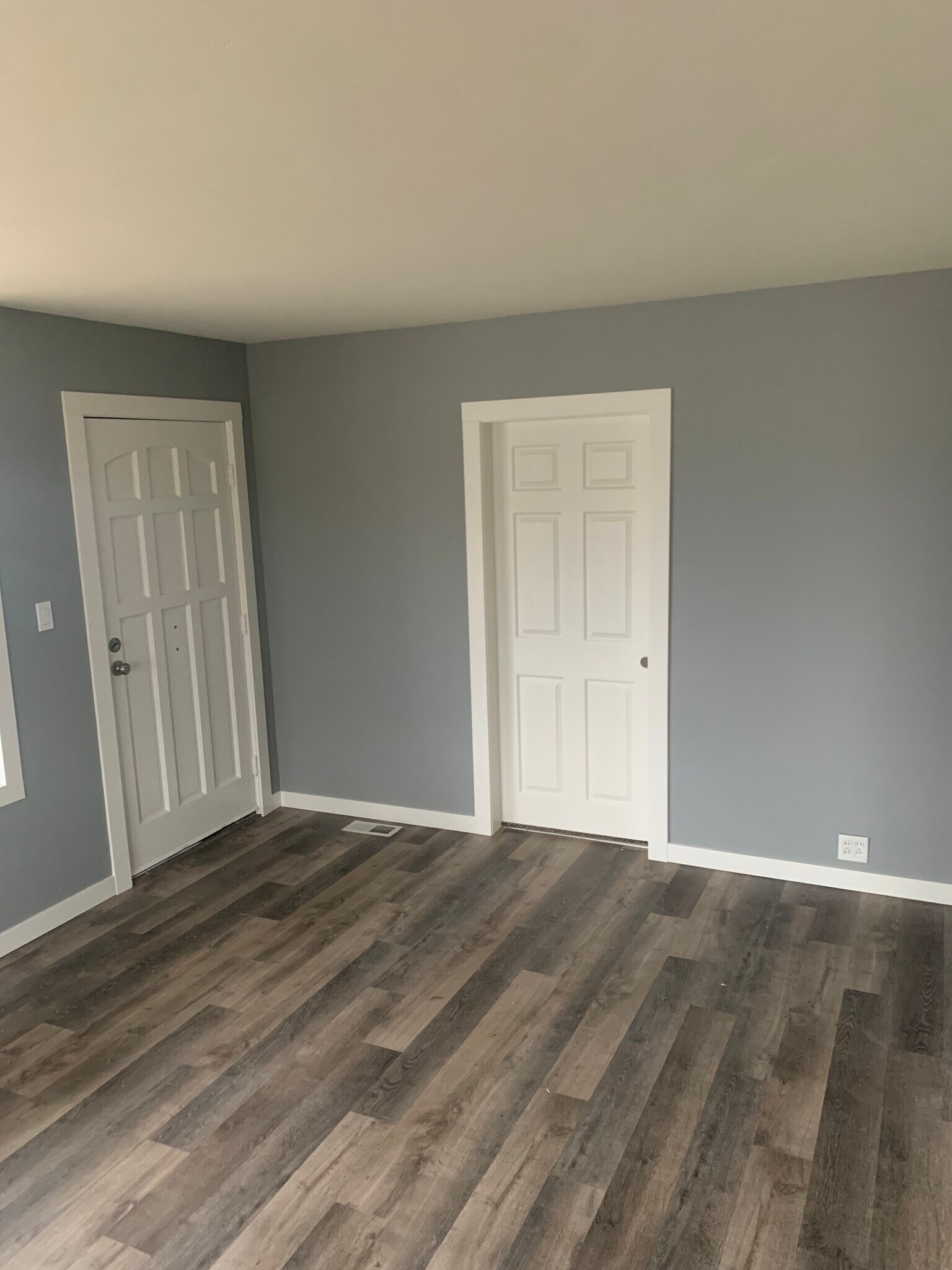 Living & Front Door - 802 N 8th Ave