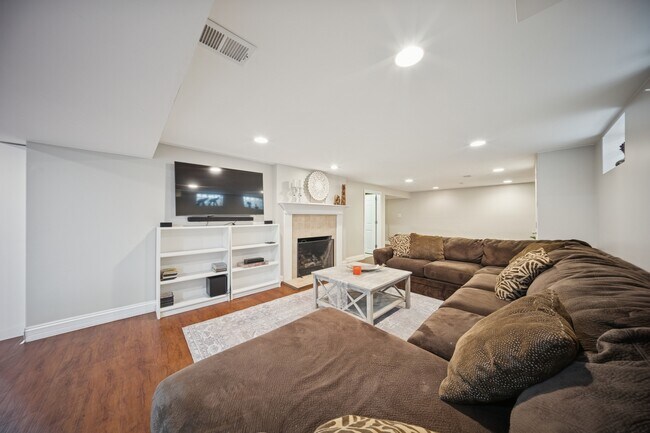 Building Photo - 814 S Evergreen Ave