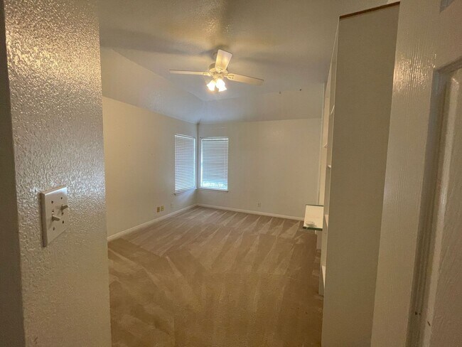 Building Photo - 4 Bedroom 2 Bathroom located in Santa Fe T...