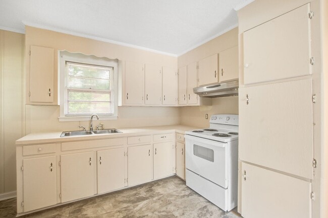 Building Photo - Welcome To West Circle Dr