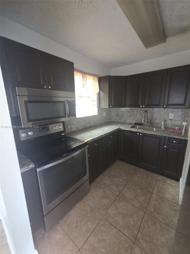 Building Photo - 575 W 69th St
