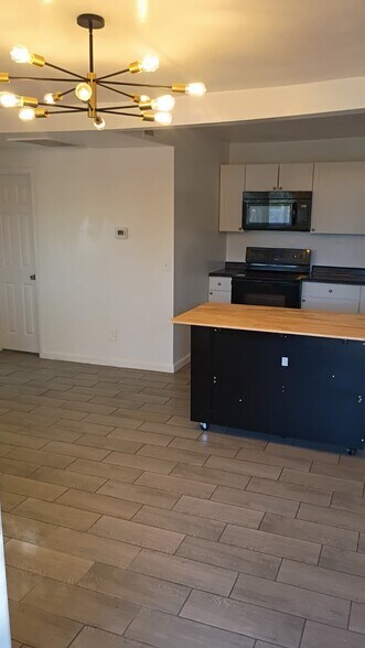 Building Photo - Garden Lofts on President