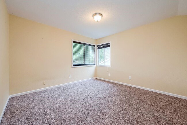 Building Photo - 2039 Shorewood Ln