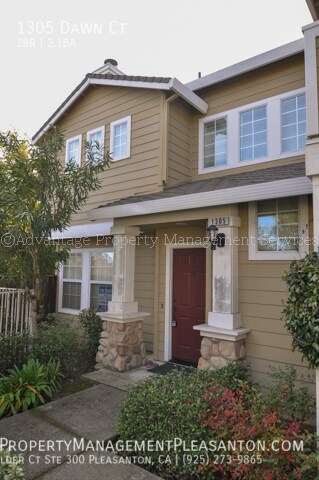 Building Photo - Spacious 2 Bed, 2.5 Bath, Townhome with 2-...