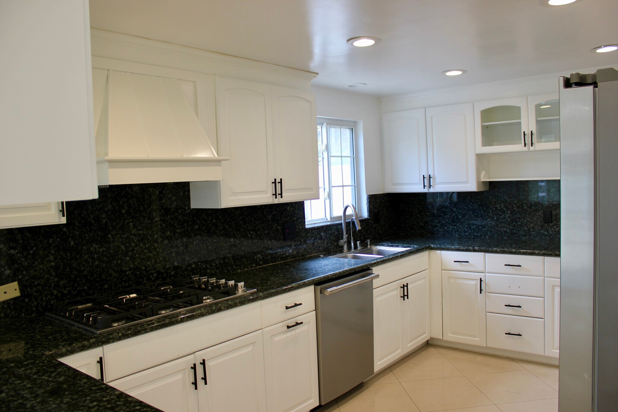Building Photo - 1265 Bienveneda Ave