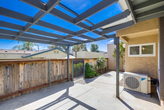 Building Photo - Charming 2BR Home with Attached Garage, Private Patio and a Friendly Community!