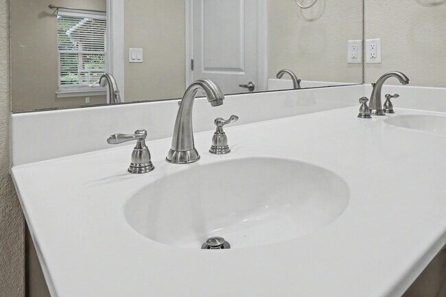 Building Photo - 490 Soundview Ct