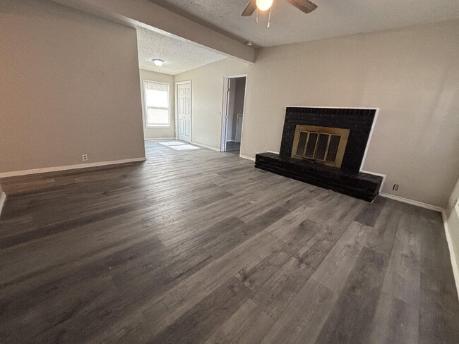 Building Photo - 1906 E Baylor St