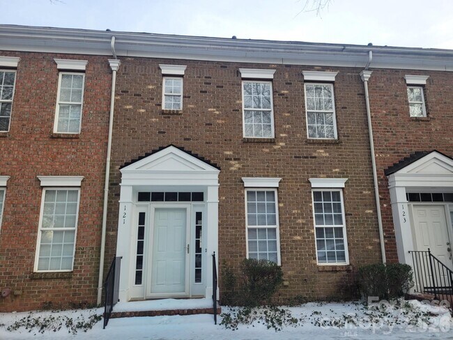 Building Photo - 121 Singleton Rd