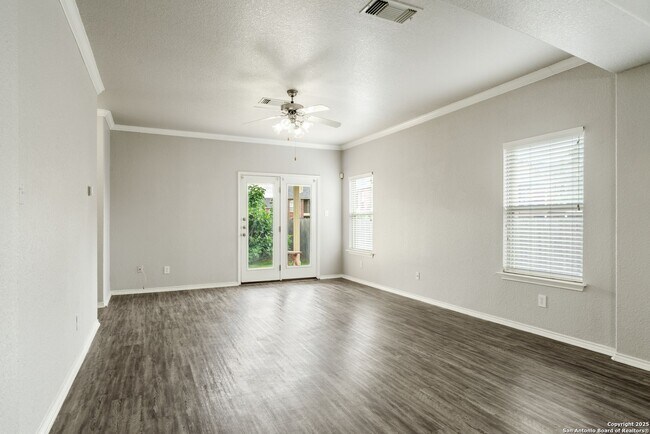 Building Photo - 4 bedroom, 2 1/2 bath located in Lakeview ...