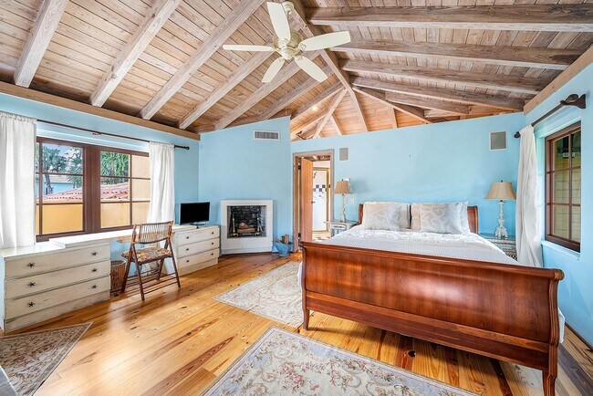 Building Photo - 334 Palm Trail