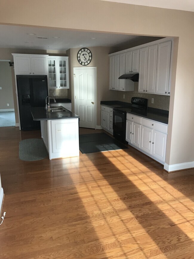 Building Photo - *Coming Soon!*  Large end unit town home i...