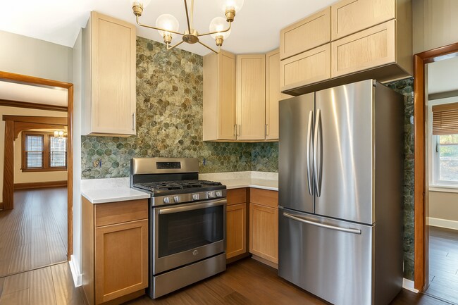 Building Photo - Huge 3 Bedroom Single Family Home in Minne...