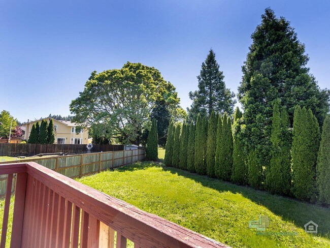 Building Photo - Stunning 3 bedroom 2.5 bathroom Home