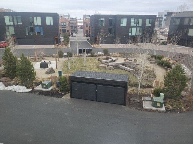 Building Photo - 3 Bedroom 3.5 Bath River Views - Walk to Old Mill