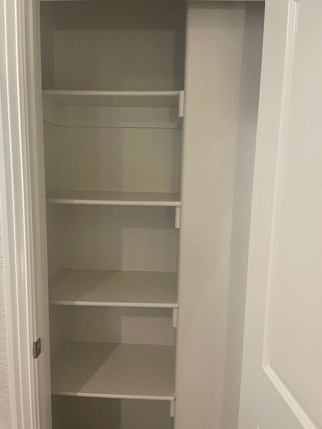 Building Photo - 3-Bedroom, 2.5-Bath TOWNHOME IN ROGERS!!!!