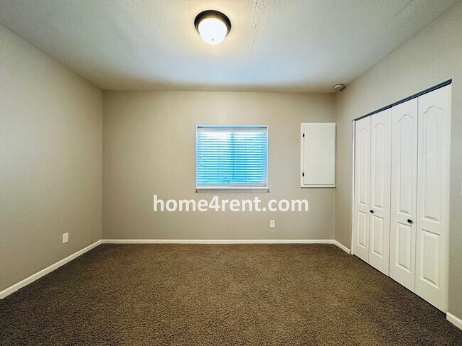 Building Photo - Gorgeous Olathe, 5 BR Home w/ Wood floors,...