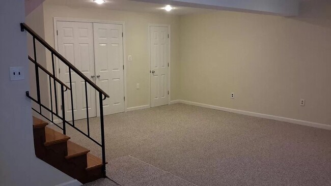 Building Photo - 10 Poinsettia Ct