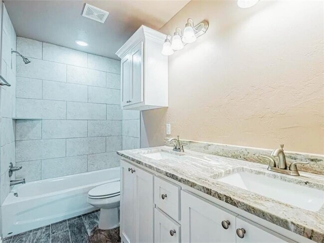 Building Photo - 1702 Highland Loop