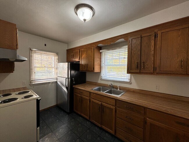 Primary Photo - 4 Bedroom House Near MSUM!