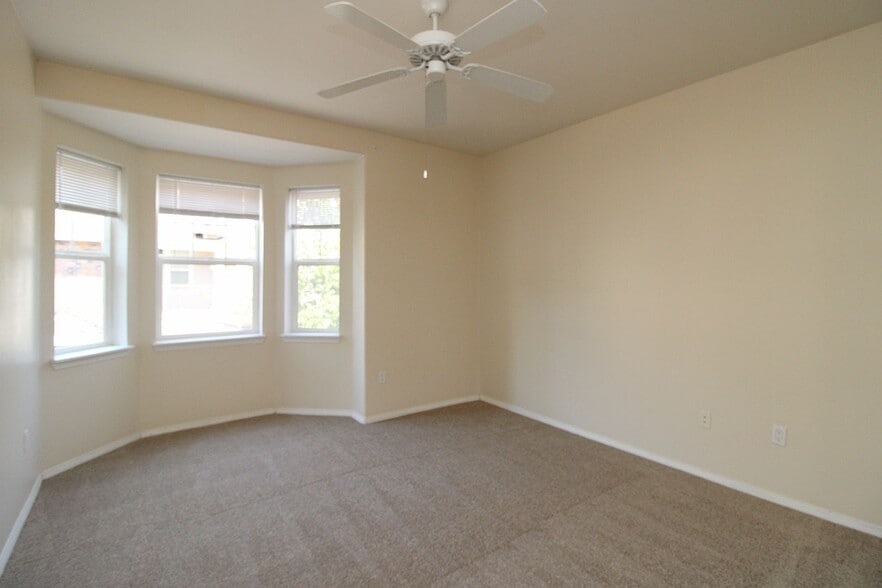 Building Photo - 1170 NE 64th Ln