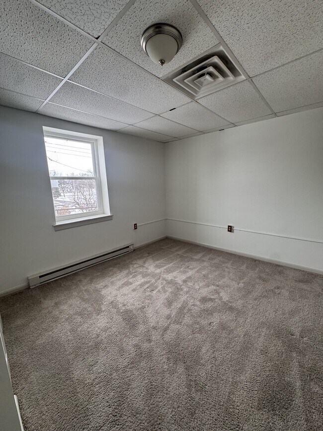 Building Photo - 643 S Wood St