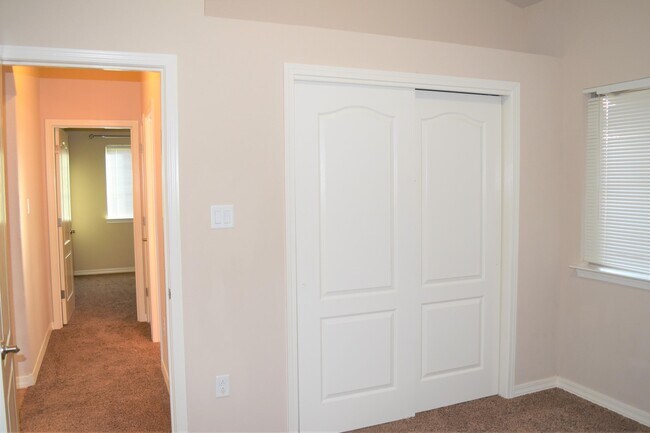 Building Photo - 14350 N Cave Dr