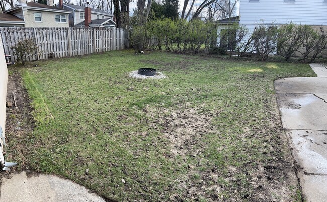 Building Photo - 2200 Old Glenview Rd