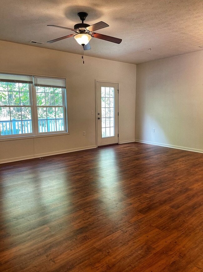 Building Photo - Two Master Suite Apartment Townhouse