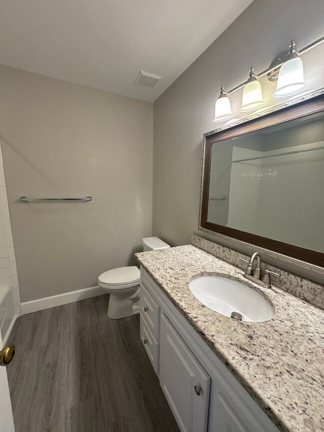 Building Photo - Spacious and inviting 3-bedroom