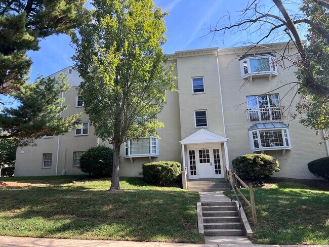 Building Photo - Walk to Metro - FALLS CHURCH