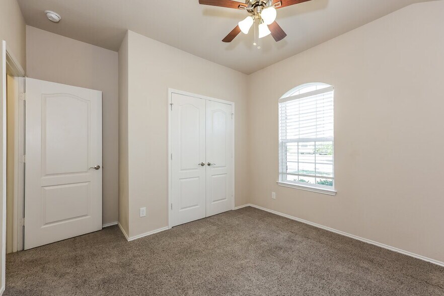 Building Photo - 409 Roundrock Ln