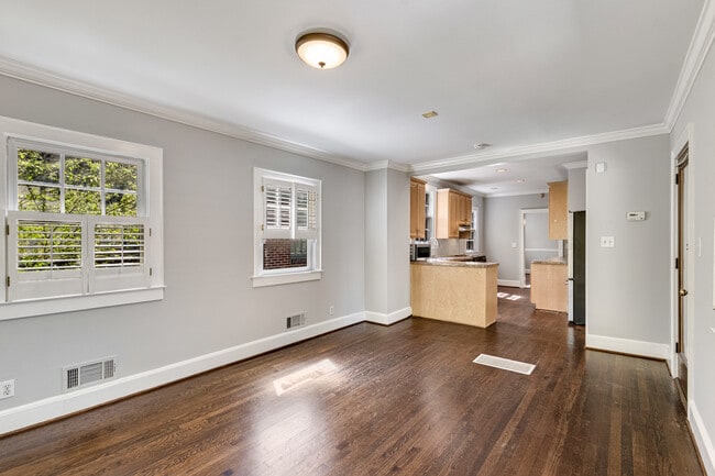 Building Photo - 666 Yorkshire Rd NE