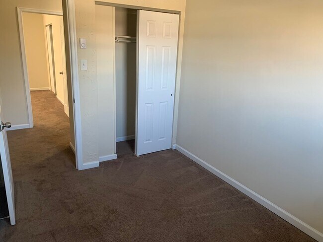 Building Photo - 3 Bedroom 1.5 Bathroom's