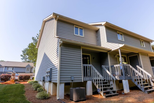 Building Photo - Convenient 2-Bedroom Townhome Near Forsyth...