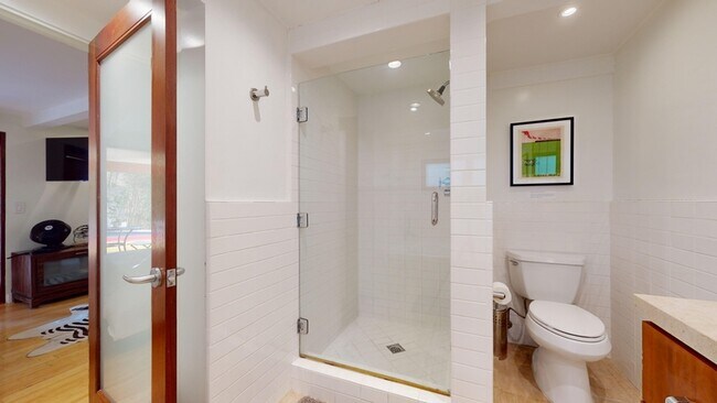Building Photo - 3205 Bayview Dr