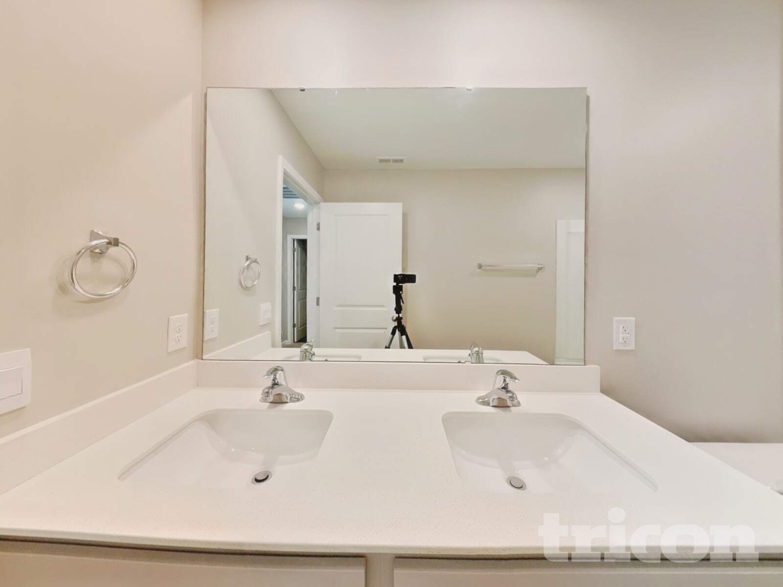 Building Photo - 5235 Ironwood Dr