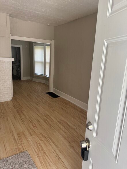 Building Photo - 1521 Jermain Dr