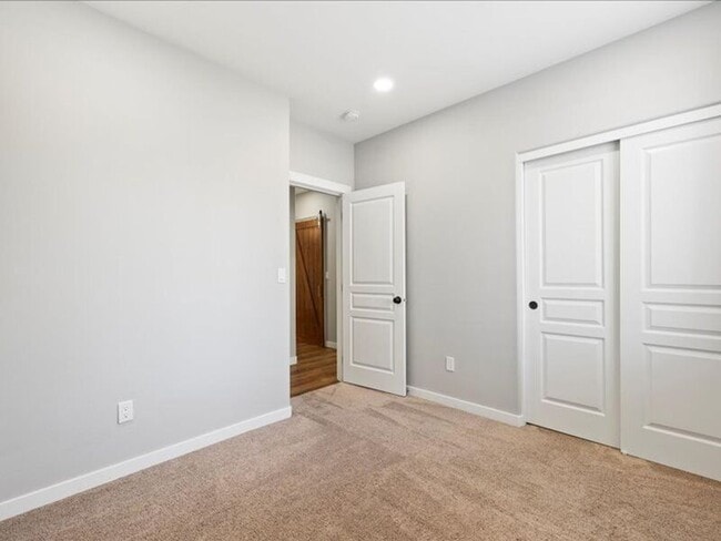 Building Photo - 617 Esperanza Ct