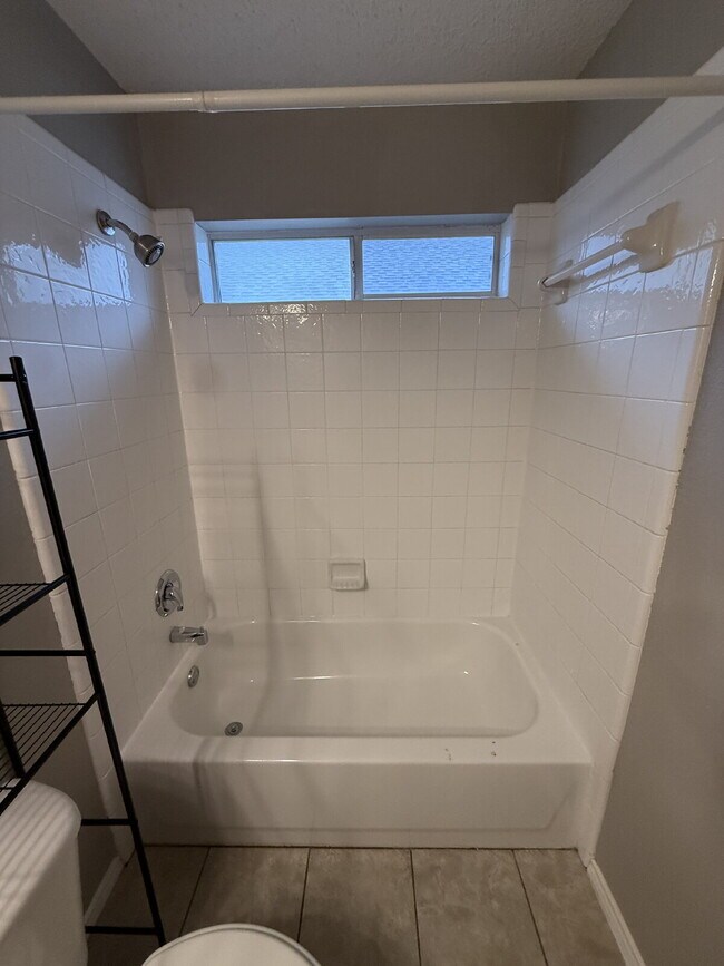 Building Photo - Charming 3 Bedroom Haven with 2 Full Baths in Fort Worth. Spacious 1748 Sq. Ft. Retreat on Comfor...